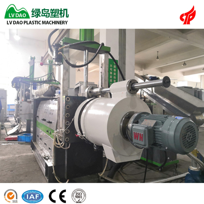 دستگاه بازیافت پلاستیکی حلقوی آب داغ برای HDPE LDPE Material 250 - 500kg / H